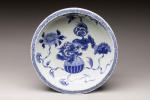 CHINE, XXème siècle
Coupe en porcelaine à décor en bleu d'un...