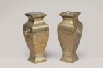CHINE - Vers 1900
Paire de vases de forme carrée en...