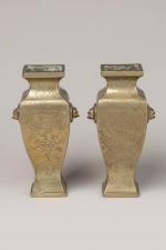 CHINE - Vers 1900
Paire de vases de forme carrée en...