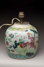 CHINE, vers 1900
Pot à gingembre en porcelaine émaillée polychrome à...