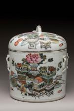 CHINE, XXème siècle
Pot couvert de forme cylindrique en porcelaine émaillée...
