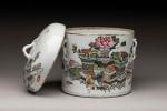 CHINE, XXème siècle
Pot couvert de forme cylindrique en porcelaine émaillée...