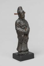 CHINEStatuette en bronze à patine brune, divinité taoïste debout, les...