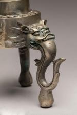 CHINE, XXème sièclePaire de pics-cièrges en bronze à décor en...