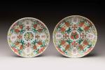 CHINE, vers 1900
Deux coupes en porcelaine émaillée polychrome à décor...