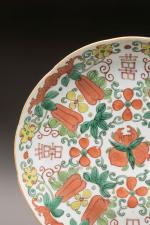 CHINE, vers 1900
Deux coupes en porcelaine émaillée polychrome à décor...