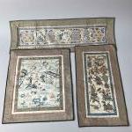 CHINE, XXème siècleEnsemble de quatre textiles en soie brodé de...