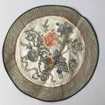 CHINE, XXème siècleEnsemble de quatre textiles en soie brodé de...