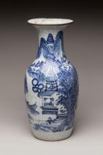 CHINE, XXème siècleImportant vase balustre en porcelaine craquelée à décor...