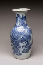 CHINE, XXème siècleImportant vase balustre en porcelaine craquelée à décor...