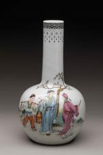 CHINE, XXème siècle
Vase de forme bouteille en porcelaine émaillée polychrome...
