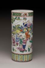 CHINE, XXème siècle
Vase de forme cylindrique en porcelaine émaillée polychrome...