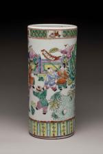 CHINE, XXème siècle
Vase de forme cylindrique en porcelaine émaillée polychrome...