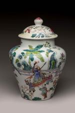 CHINE, XXème sièclePotiche de forme balustre en porcelaine émaillée polychrome...