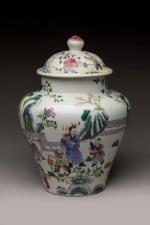 CHINE, XXème sièclePotiche de forme balustre en porcelaine émaillée polychrome...