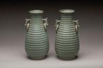 CHINE, XXème sièclePaire de vases à panse basse et côtelée...