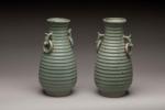 CHINE, XXème sièclePaire de vases à panse basse et côtelée...