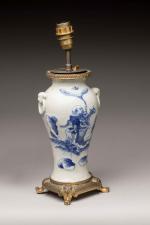 CHINE, vers 1900
Vase balustre en porcelaine décorée en bleu sous...