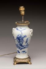 CHINE, vers 1900
Vase balustre en porcelaine décorée en bleu sous...