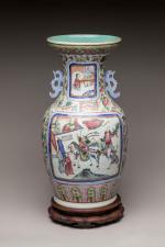 CHINE - Canton, vers 1900
Vase en porcelaine émaillée polychrome de...