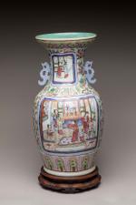 CHINE - Canton, vers 1900
Vase en porcelaine émaillée polychrome de...