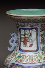 CHINE - Canton, vers 1900
Vase en porcelaine émaillée polychrome de...