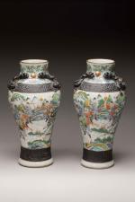 CHINE - Nankin, vers 1900
Paire de vases balustre en porcelaine...