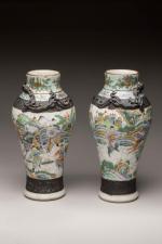 CHINE - Nankin, vers 1900
Paire de vases balustre en porcelaine...