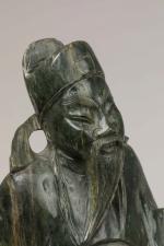 CHINE, XXème siècleStatuette de dignitaire debout en néphrite verte.Hauteur :...