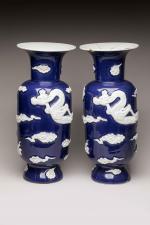 CHINE, XXème siècle
Paire de vases en porcelaine émaillée bleu et...