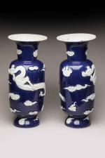 CHINE, XXème siècle
Paire de vases en porcelaine émaillée bleu et...