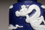 CHINE, XXème siècle
Paire de vases en porcelaine émaillée bleu et...