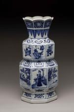 CHINE, XXème siècle
Vase de forme octogonale en porcelaine décorée en...