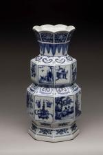 CHINE, XXème siècle
Vase de forme octogonale en porcelaine décorée en...