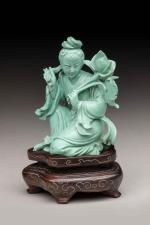 CHINE, milieu du XXème siècleStatuette en turquoise, jeune femme accroupie...