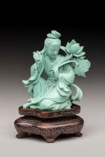 CHINE, milieu du XXème siècleStatuette en turquoise, jeune femme accroupie...