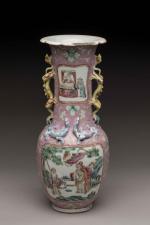 CHINE - Canton, Vers 1900Vase de forme balustre en porcelaine...