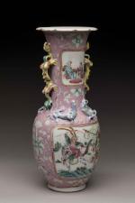 CHINE - Canton, Vers 1900Vase de forme balustre en porcelaine...