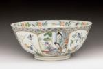 CHINE - Canton, XXème siècle
Bol en porcelaine émaillée polychrome à...