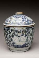 CHINE, XXème siècle
Pot couvert en porcelaine bleu blanc à décor...