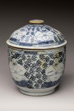 CHINE, XXème siècle
Pot couvert en porcelaine bleu blanc à décor...