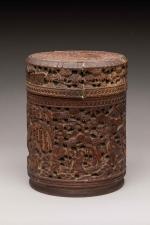 CHINE, XXème siècleBoite de forme cylindrique en bambou sculpté en...