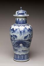 CHINE - Canton, vers 1900
Vase couvert en porcelaine décorée en...