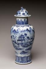 CHINE - Canton, vers 1900
Vase couvert en porcelaine décorée en...