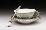 CHINE, vers 1900
Bol et coupe en porcelaine émaillée polychrome des...