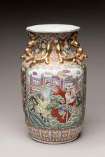 CHINE - ModerneVase en porcelaine émaillée polychrome et or des...