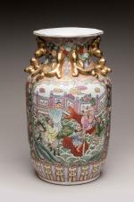 CHINE - ModerneVase en porcelaine émaillée polychrome et or des...