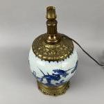 CHINE - Période Transition, XVIIème siècle Pot en porcelaine décorée...