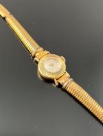 OMEGA. MONTRE-BRACELET de dame en or jaune